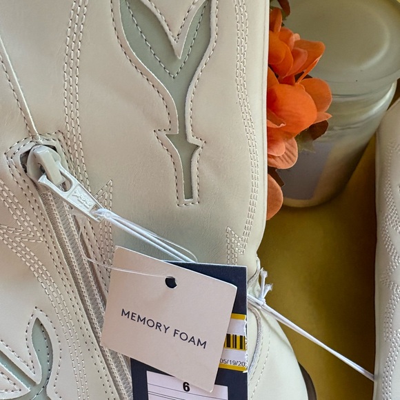 Shoes - White Western Boots with Memory Foam